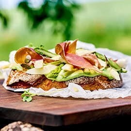 Spargelfeld Jause: Kartoffelbrot, Spargelsalat & Schinken