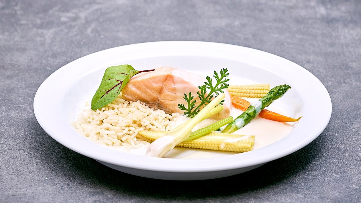 Pochierter Lachs mit Pilaw Reis und sautiertem Gemüse – Rezepte