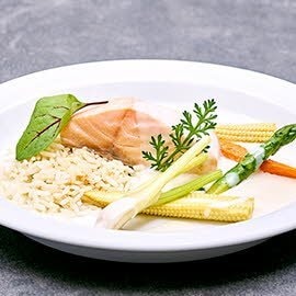 Pochierter Lachs mit Pilaw Reis und sautiertem Gemüse