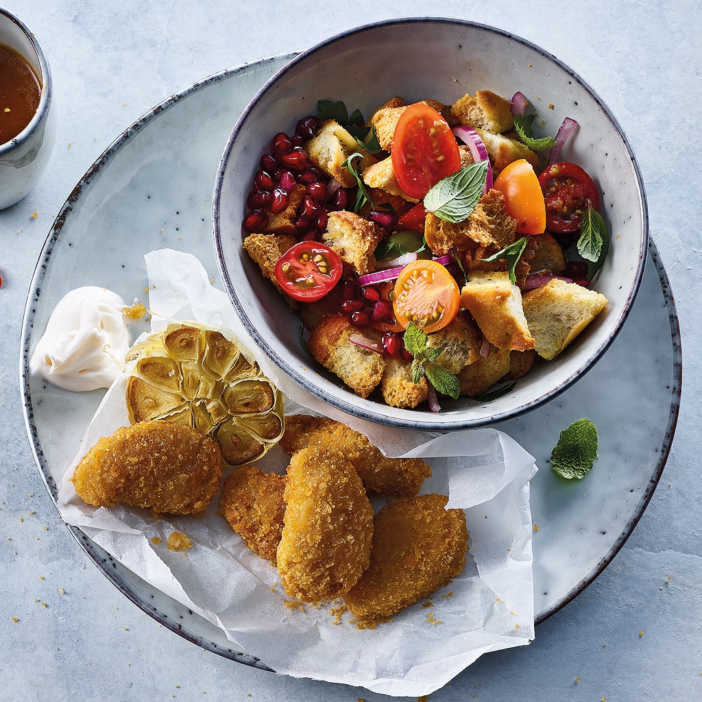 Tomaten-Brot-Granatapfelsalat mit NoChicken Nuggets