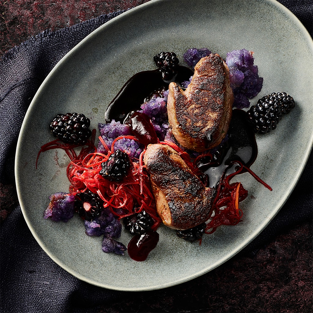 Hirschmedaillon mit blauem Kartoffelpüree und Karotten-Brombeersalat
