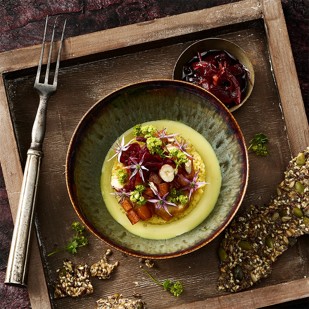 Couscous-Salat mit Knäckebrot, Kürbis und Zwiebel-Chutney
