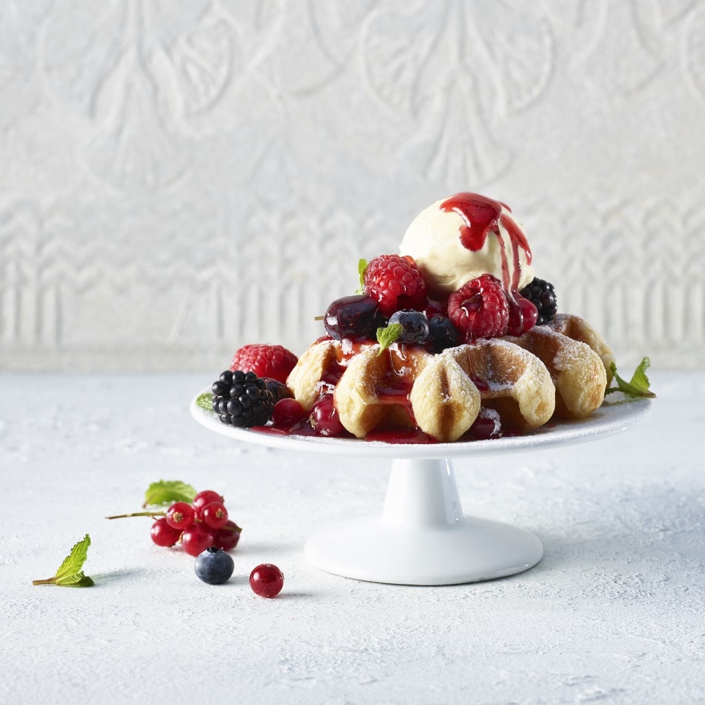 Waffeln mit heissen Beeren und Vanilleeis