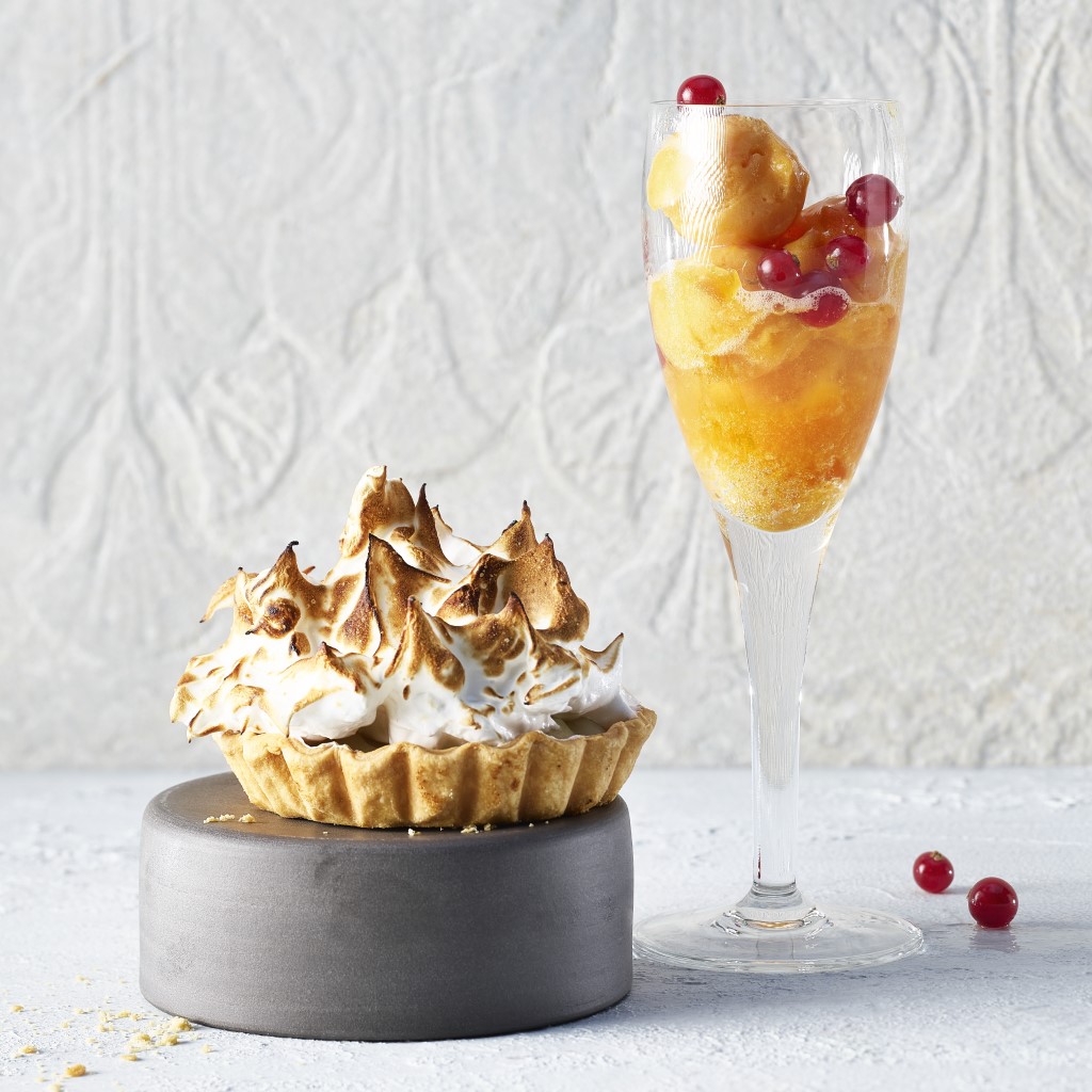 Marillen Tarte mit Baiserhaube und Ananas Sorbet