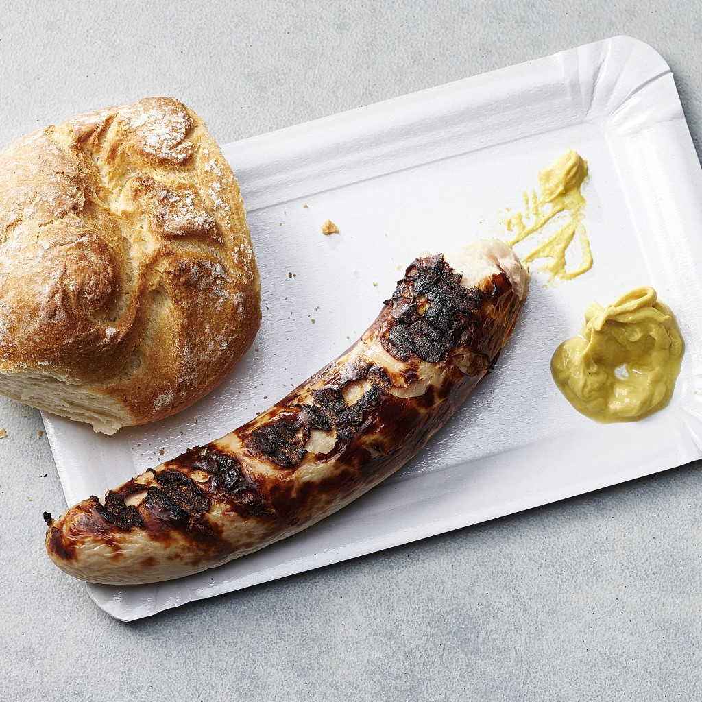 Bratwurst mit Gebäck und Senf to go