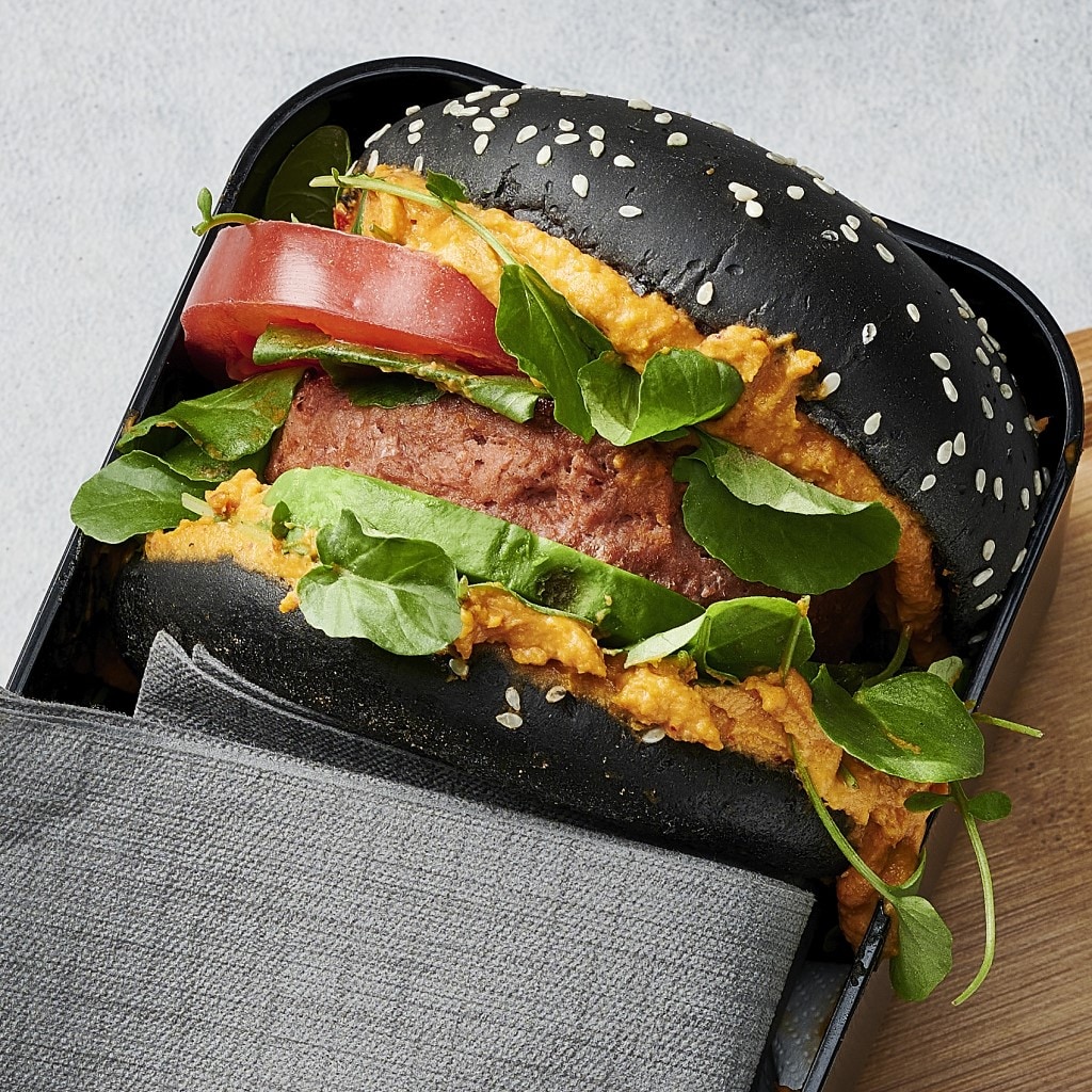 Veganer Raw Burger im Black Bun to go