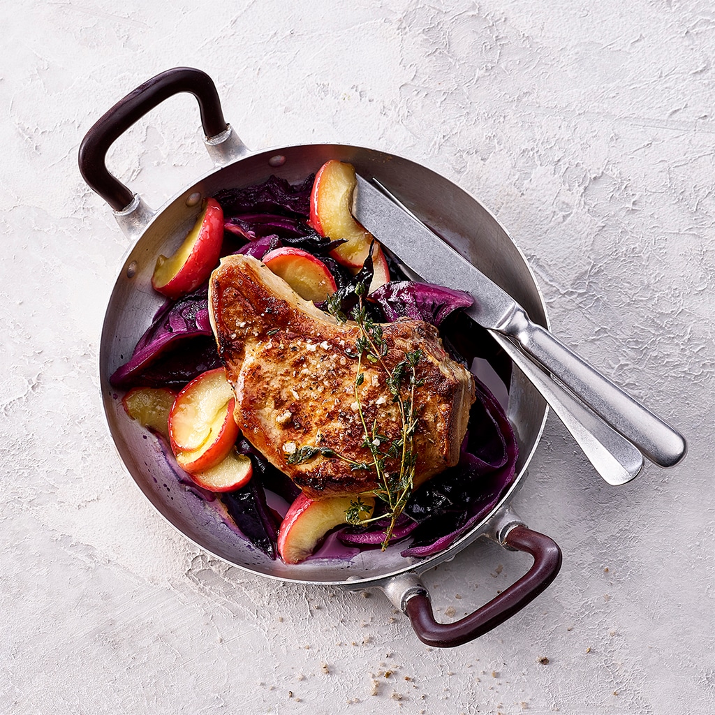 Schweinskotelette mit Rotkraut und Apfel