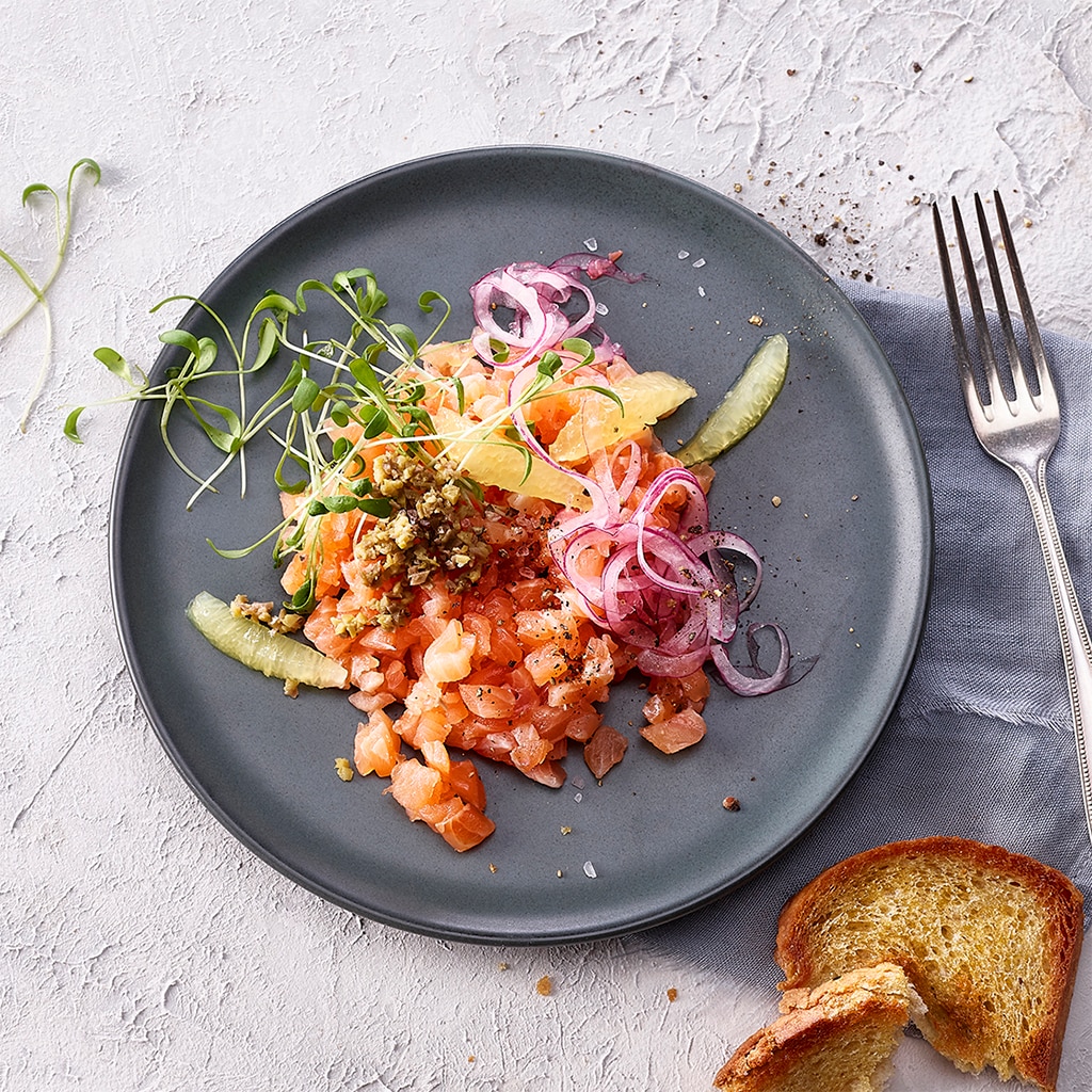 Lachstartare mit marinierten roten Zwiebel