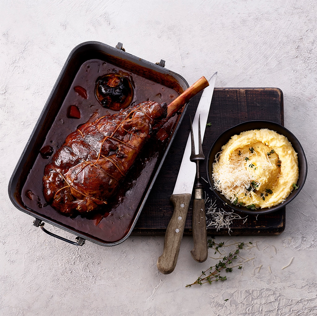 Geschmorte Lammkeule mit geräucherte Polenta
