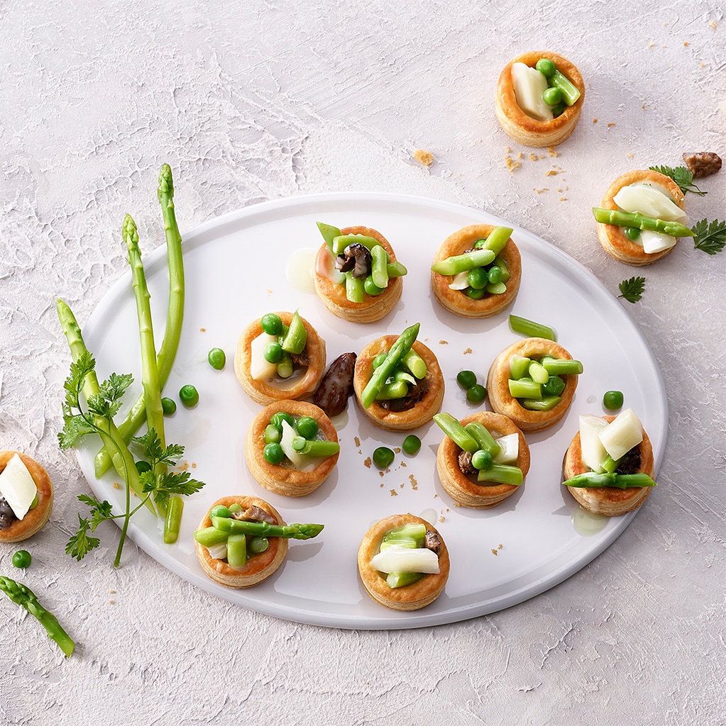 Gefüllte Pasteten mit Spargelragout