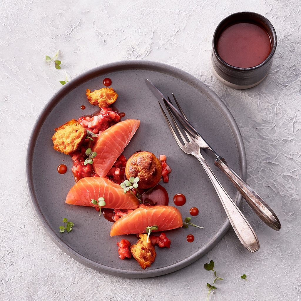 Räucherlachs mit Tomatenmuffin und Erdbeeren