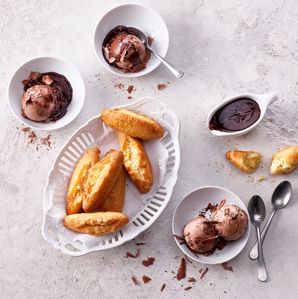 Süßes Zitronengebäck mit Schokoladeneis