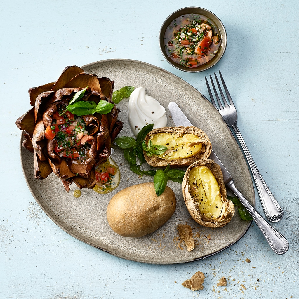 Geröstete Artischocken mit Tomatenvinaigrette Kartoffel im Ton teig