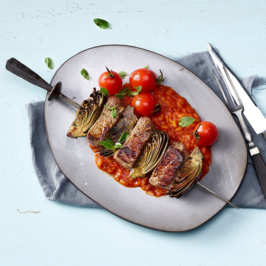 Tomatenrisotto mit Safran und Artischocken - Rinderspieße
