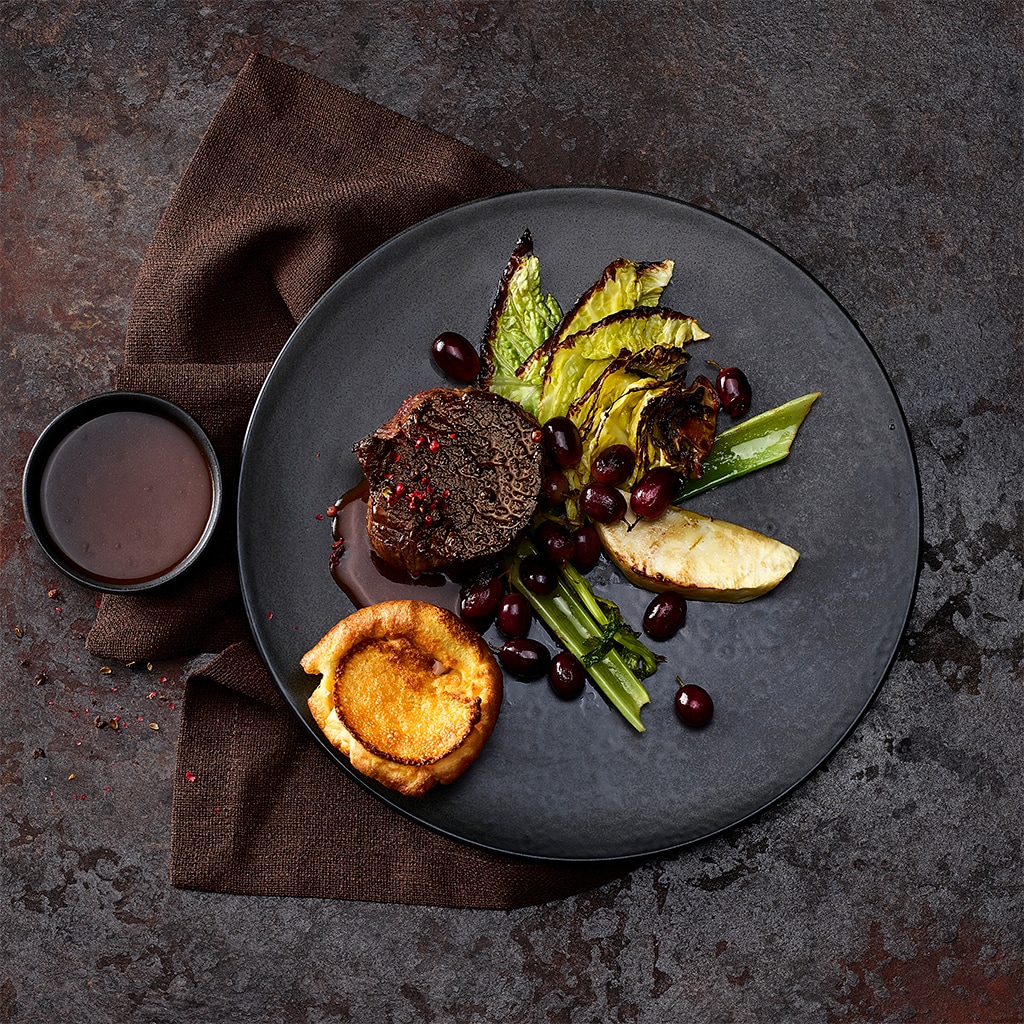 Hirschfilet mit Pfeffersauce, Kren-Yorkshire-Pudding, Gemüse