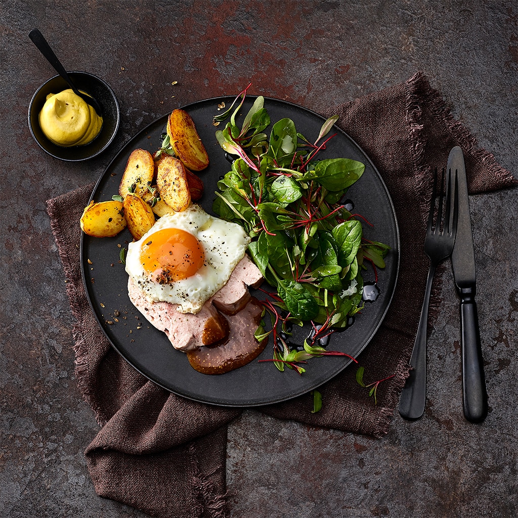 Hausgemachter Leberkäse mit Bratkartoffeln und Herbstsalat