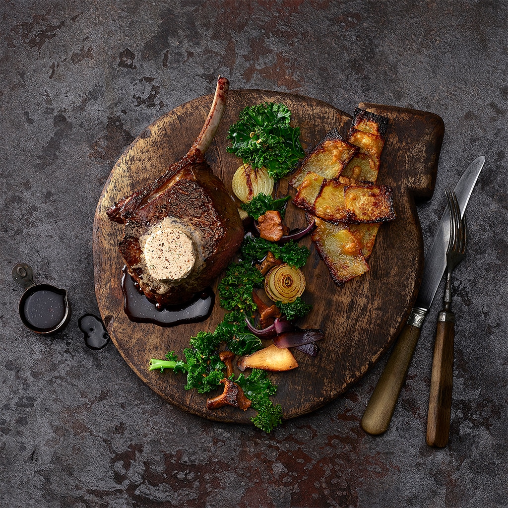 Hirschkotelette, Steinpilz-Portweinbutter, Kartoffel-Käse-Dominos