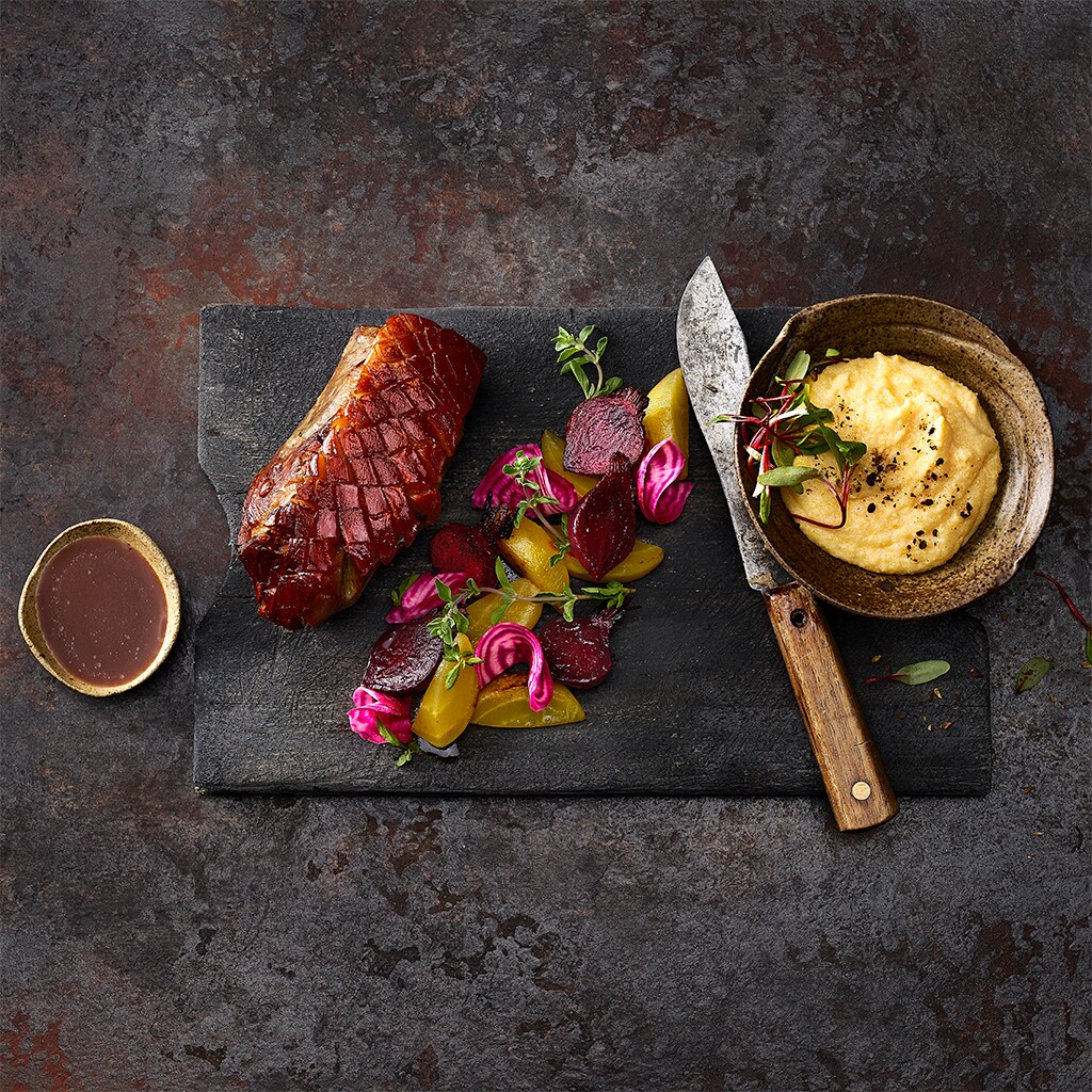 Kren-Krustenbraten mit Polenta und Rote Rüben