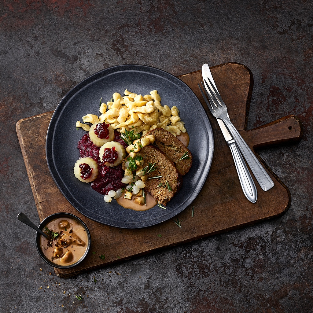 Faschierter Wildbraten mit Spätzle und Garnitur
