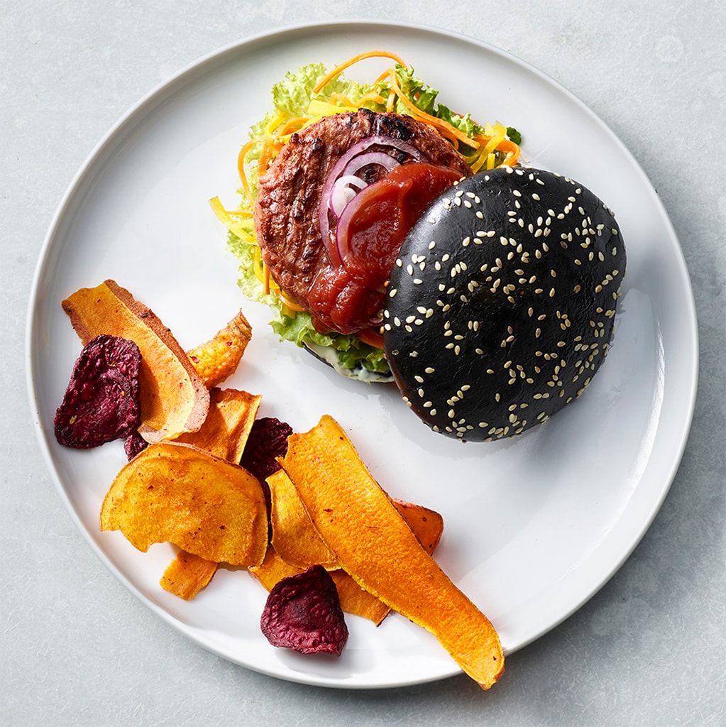 Raw Burger mit Süsskartoffel Chips