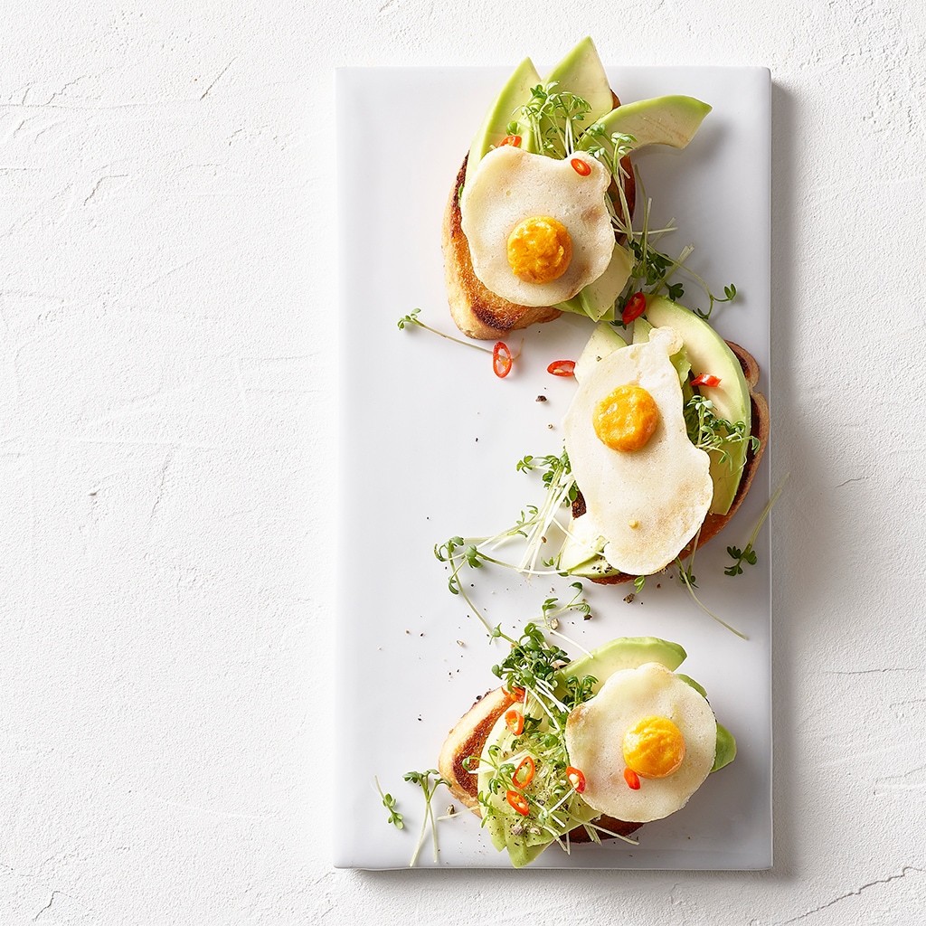 Crostini mit Avocado und veganem Spiegelei