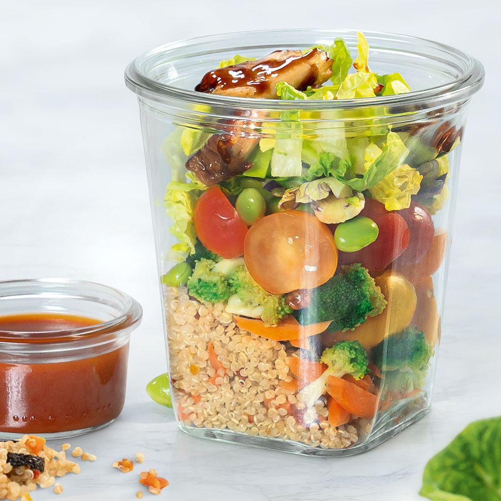 Schichtsalat aus dem Garten mit Quinoa und BBQ-Soja-Fetzen