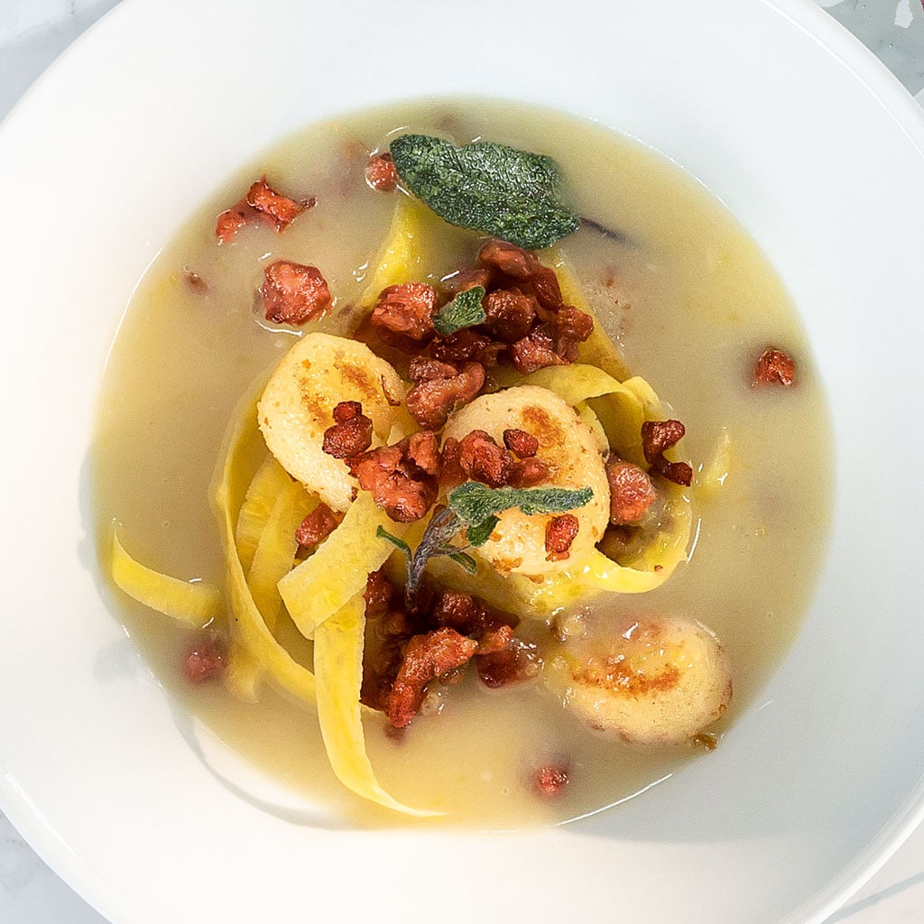 Salbeisuppe mit knusprigem No Mince und Gnocchi