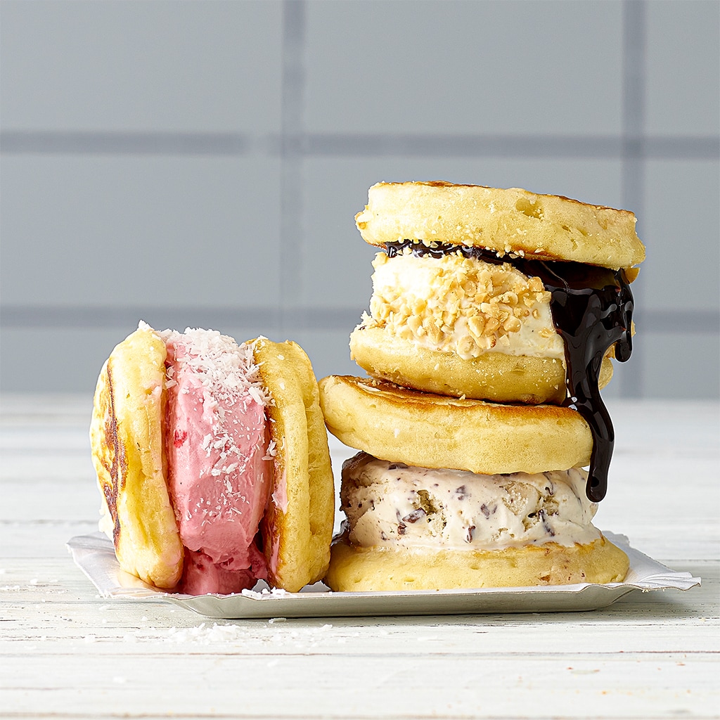 Pancake Sandwich mit Vanilleeis, Schokosauce und Schokostückchen