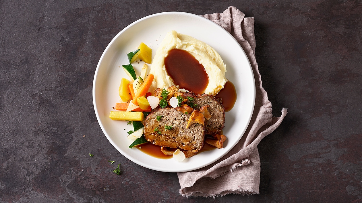 Faschierter Braten mit Eierschwammerlsauce, Püree und glasiertem Gemüse – Rezepte