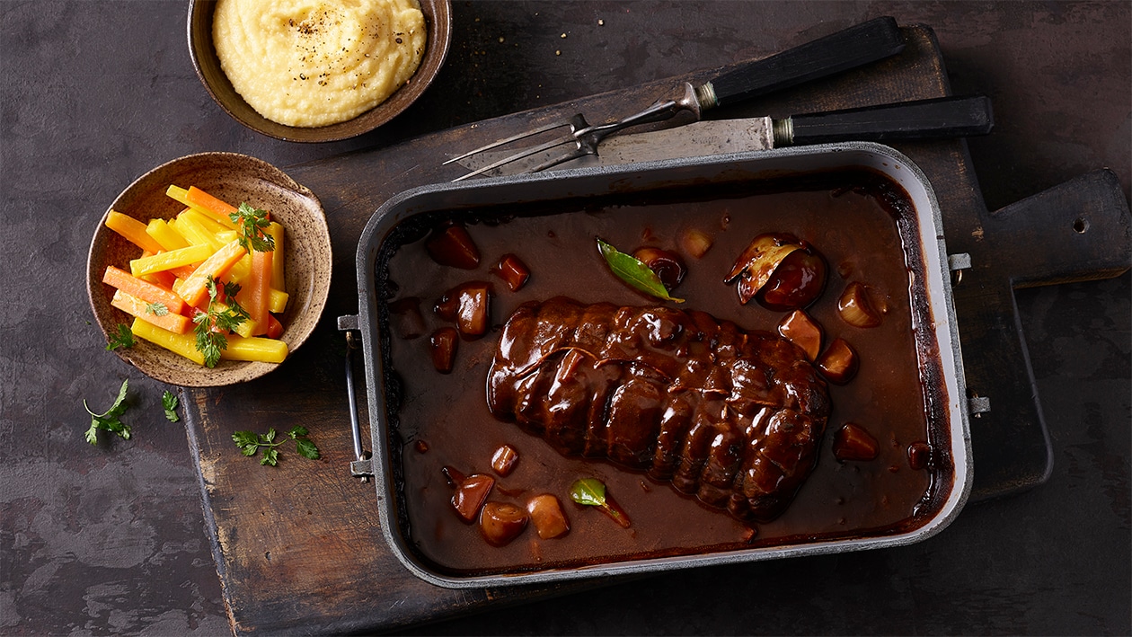 Rindsbraten mit cremiger Polenta und glasierten Karotten – Rezepte