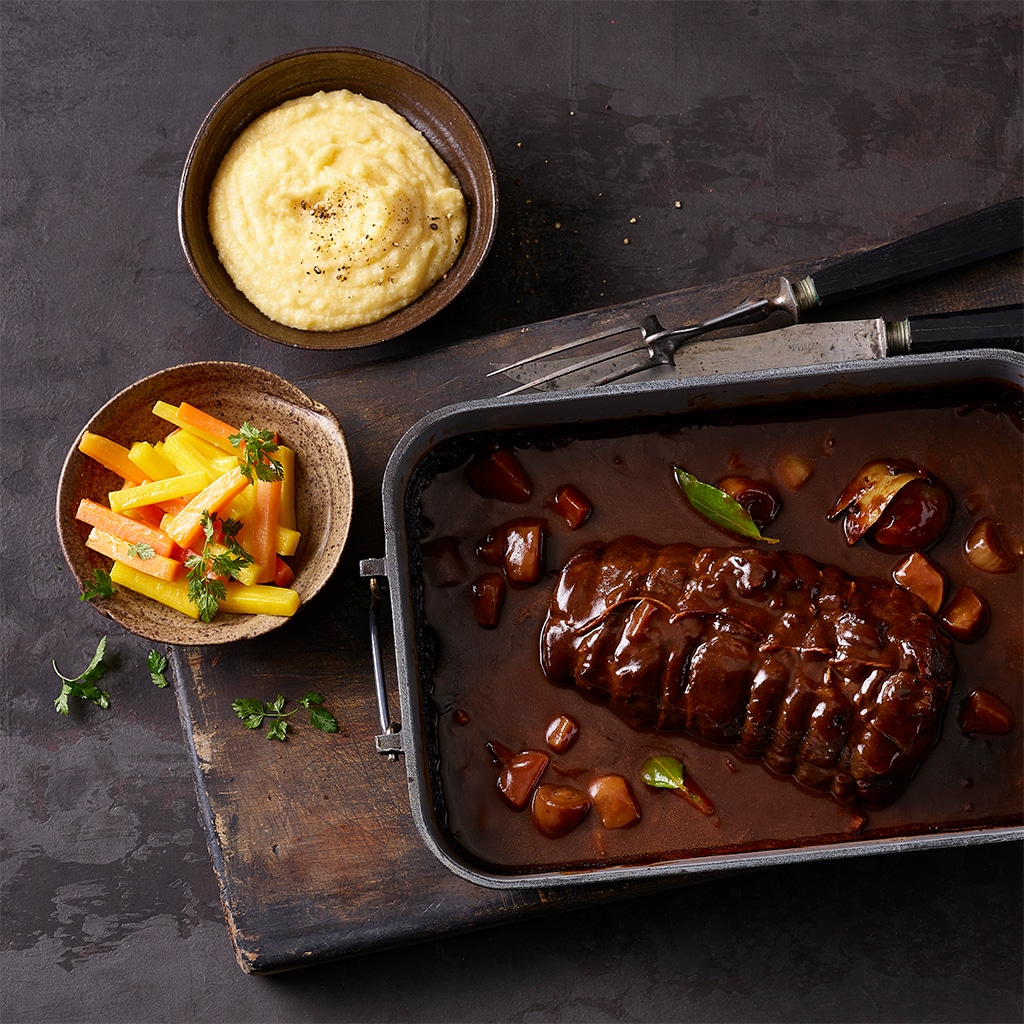 Rindsbraten mit cremiger Polenta und glasierten Karotten