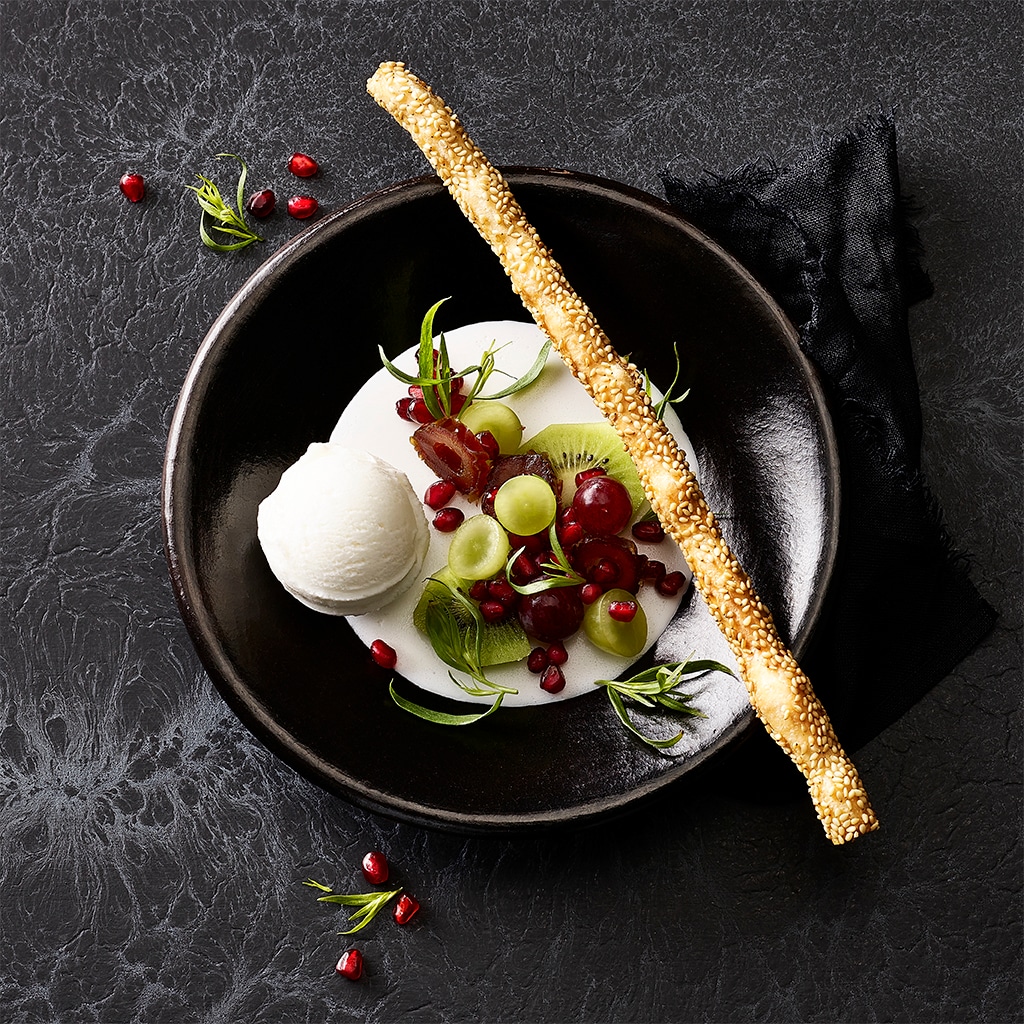 Exotischer Fruchtsalat auf Kokosgelee