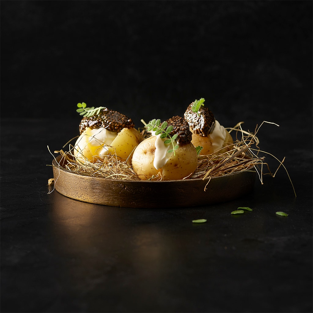 Veganer Kaviar mit Kartoffel und Sauerrahm auf Heubeet