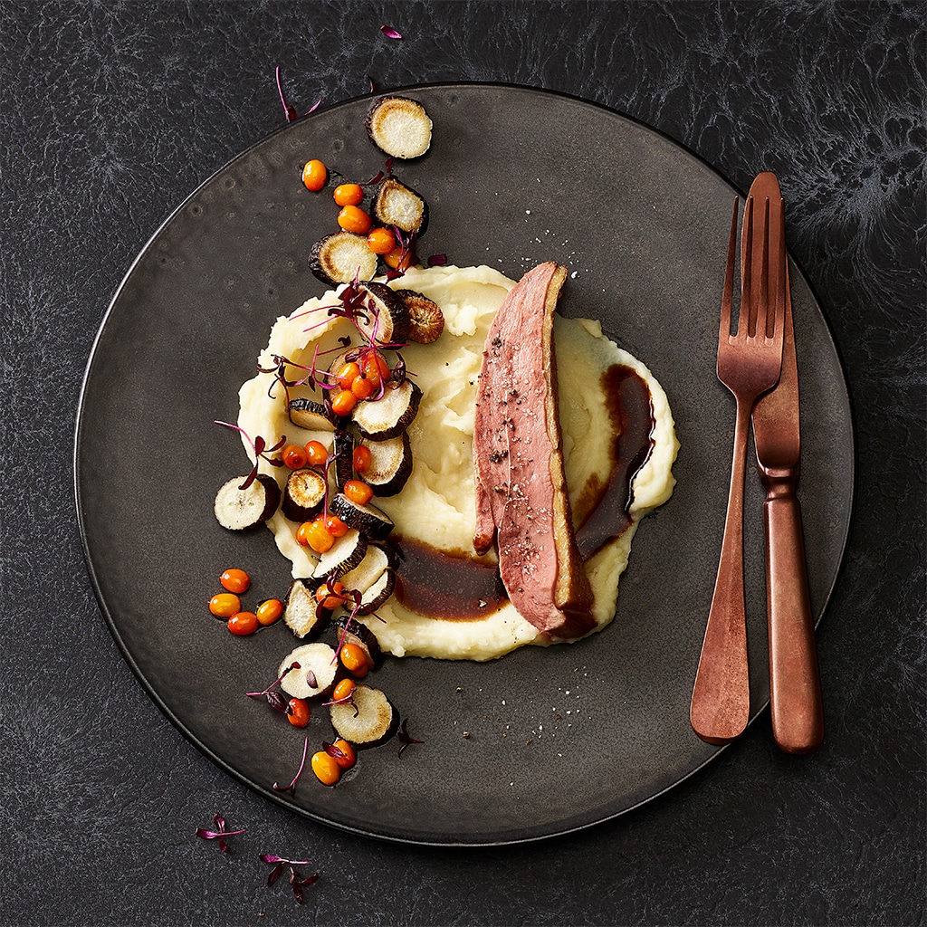 Entenbrust mit Kartoffelpüree, Schwarzwurzel und Sanddorn