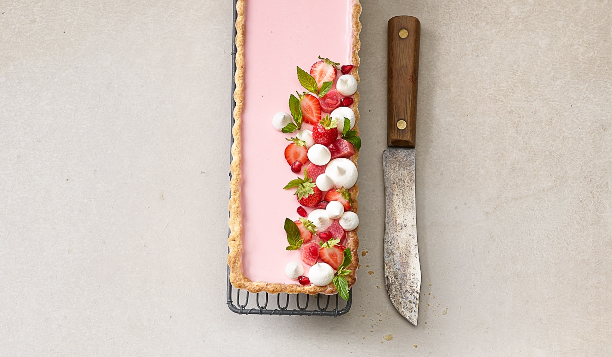 Cremiger Rhabarber-Tarte mit Erdbeeren und Mini-Meringues