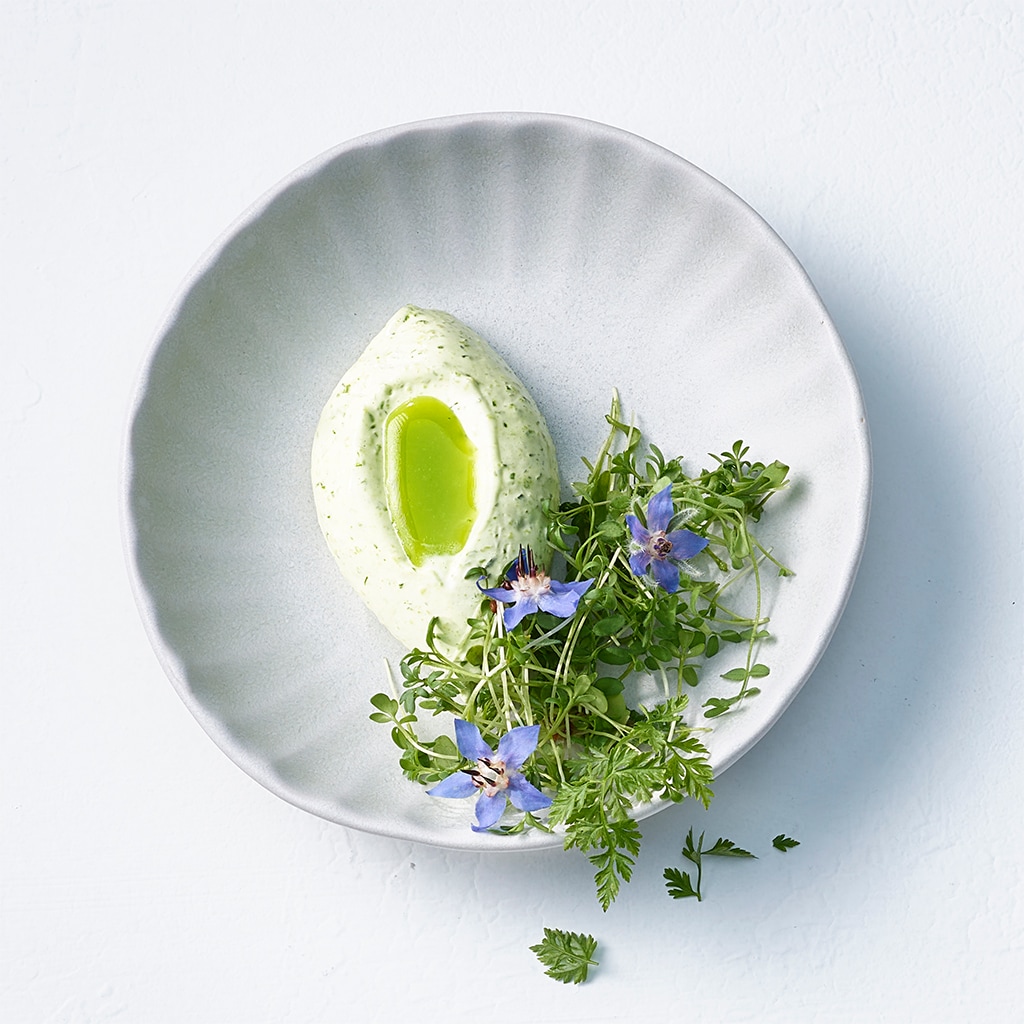 Grünes Spargel-Frischkäsemousse mit Bärlauchöl und Frühlingskräutersalat