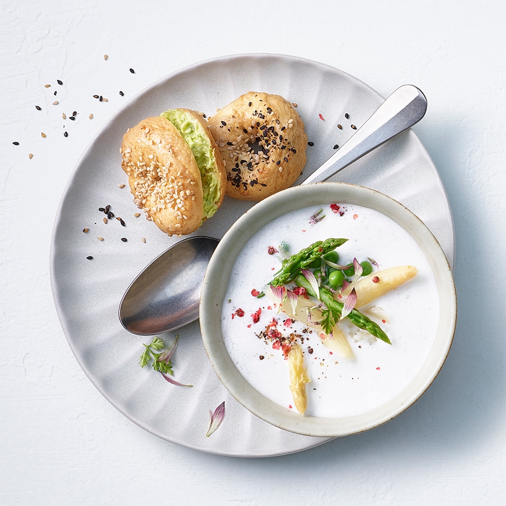 Weißwein-Spargelcremesuppe mit Bärlauch-Bagels