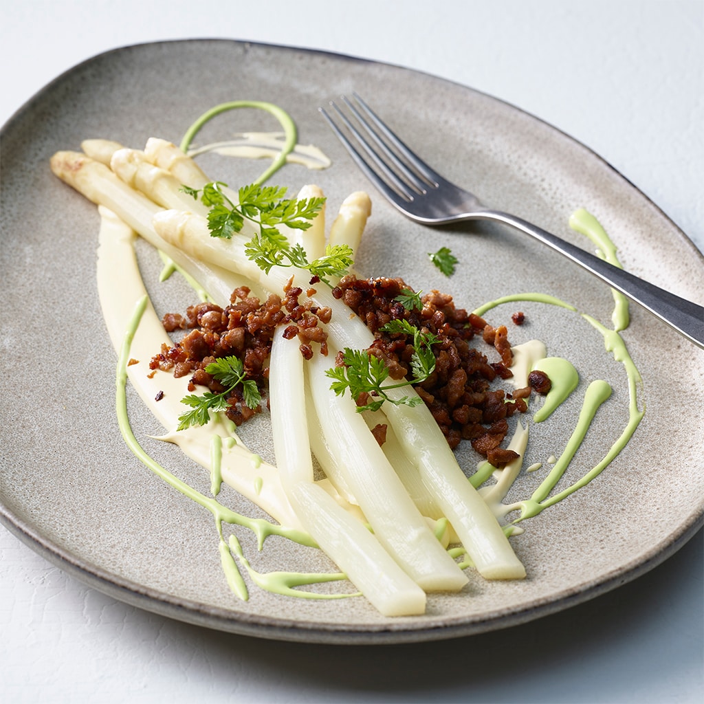 Weißer Spargel mit veganem Faschierten und veganer Bärlauch-Hollandaise