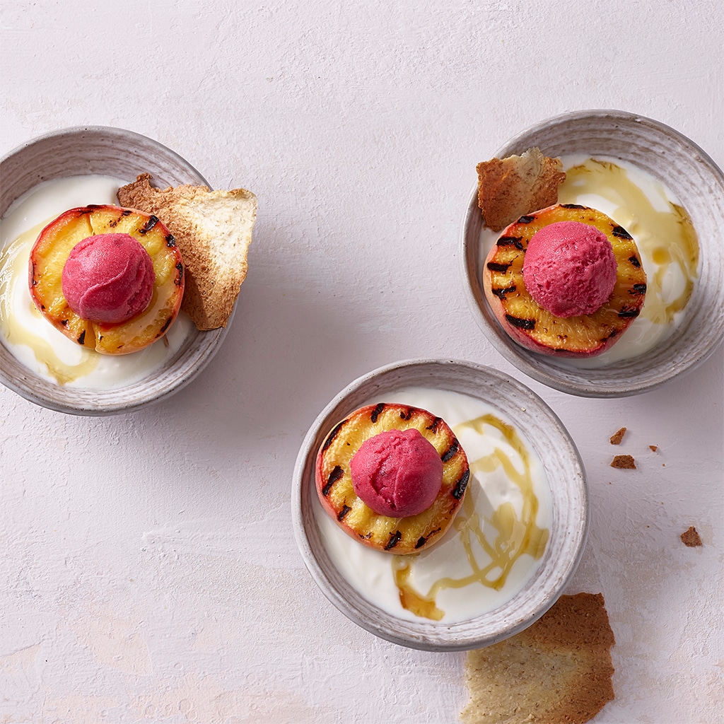 Gegrillte Pfirsiche, Mandelcreme und knusprige Haferflocken