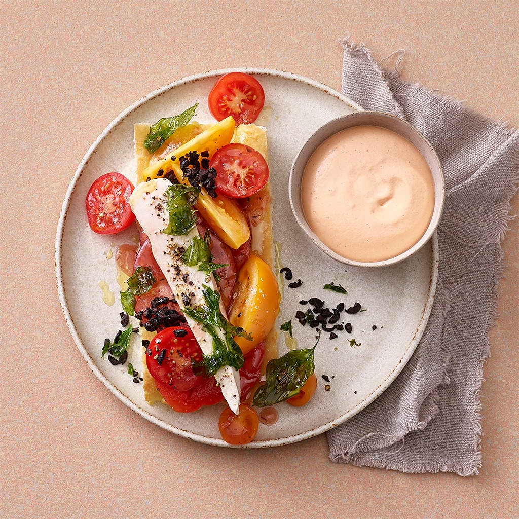 Maispoularde auf Focaccia mit Tomatenschaum und Olivenknusper