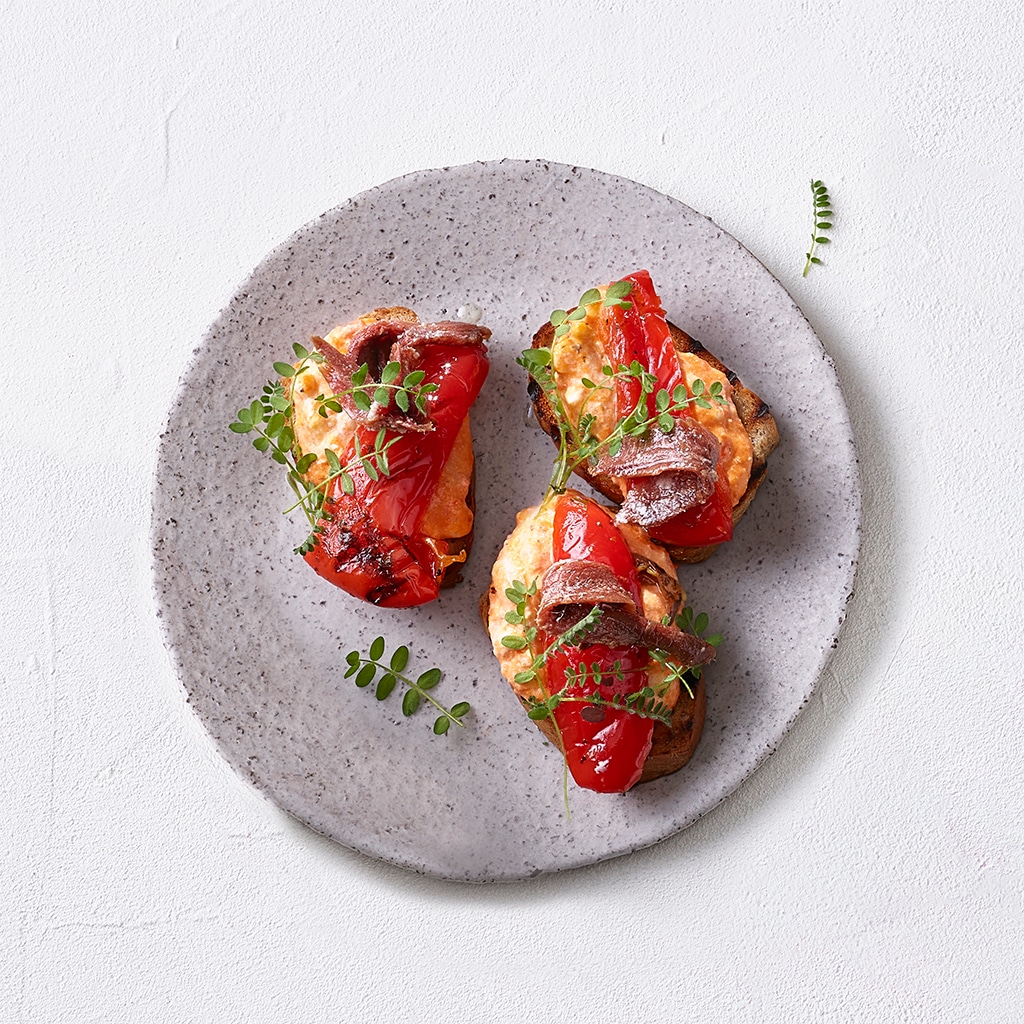 Knusprige Brotscheibe mit gegrillten Peperoni