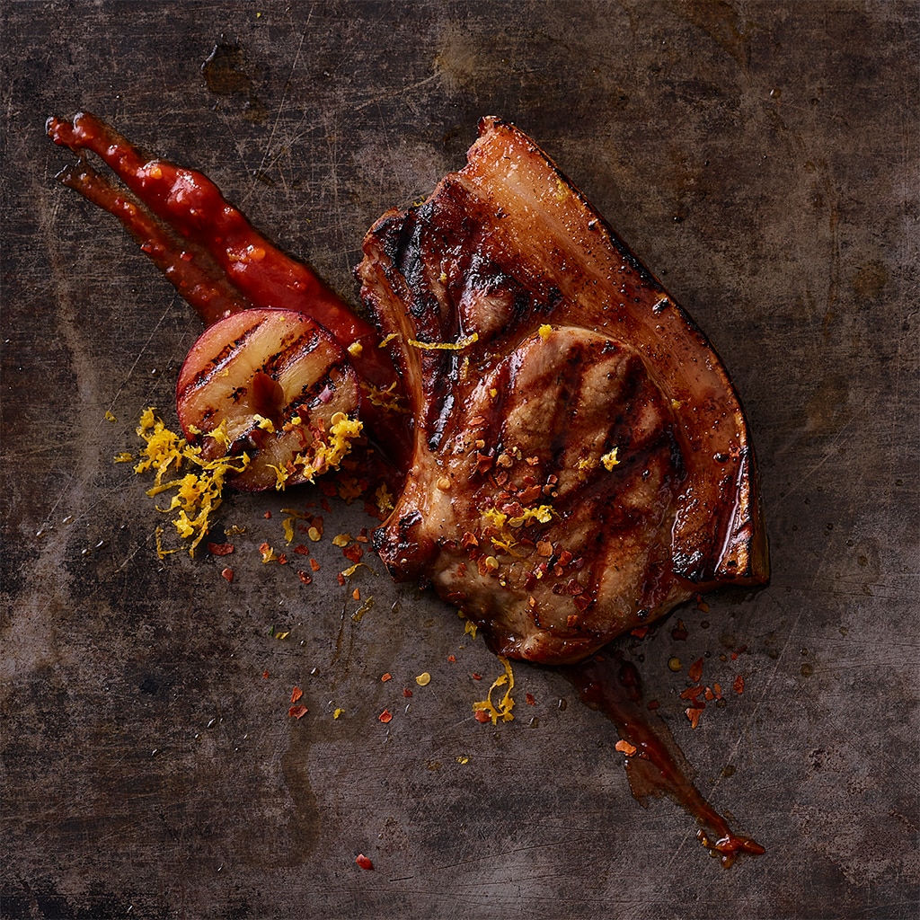 Schweinekoteletts vom Grill mit Zwetschken-Ketchup