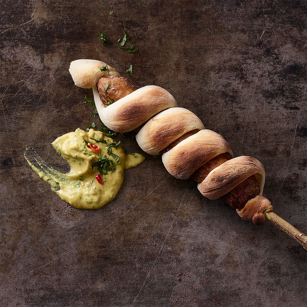 Vegane Bratwurst im Steckerlbrot und Kräutersenf