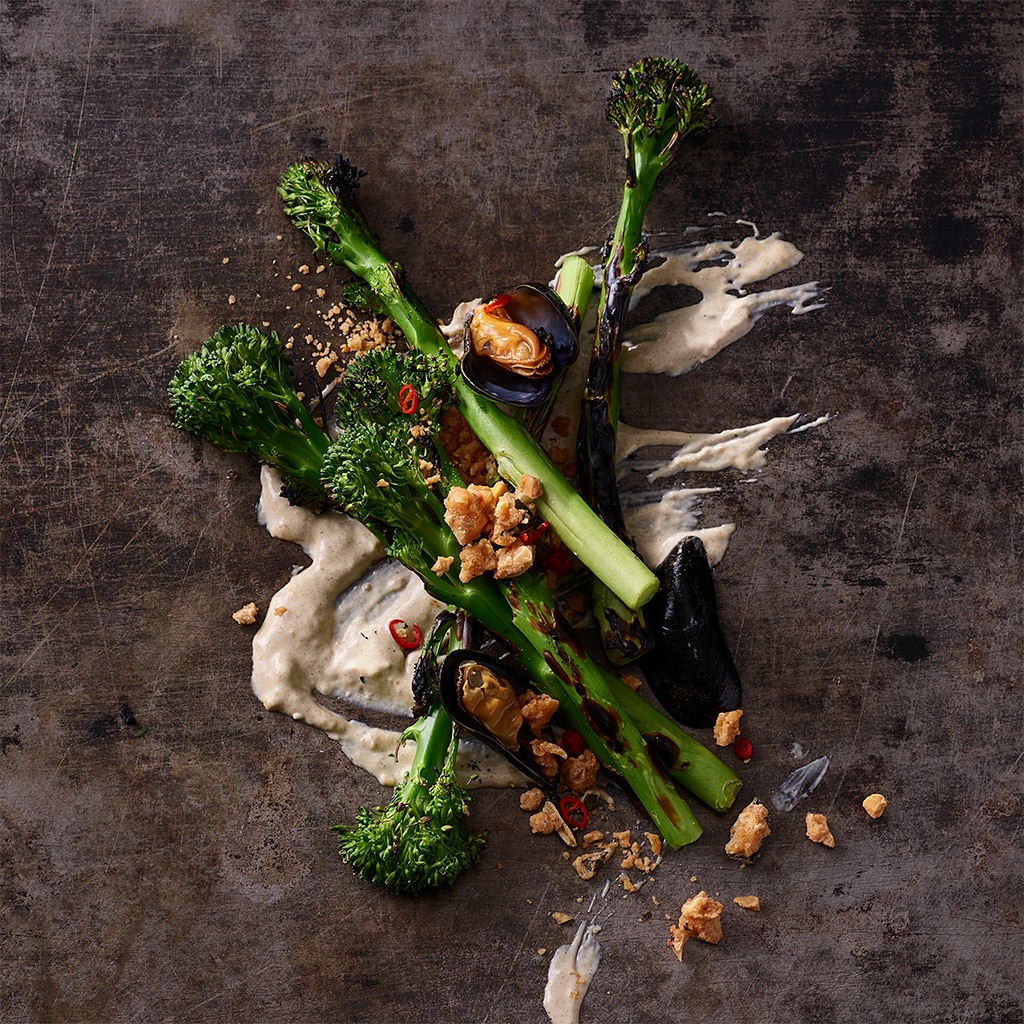 Gegrillter, wilder Brokkoli mit Chilikrokant und Muschelcreme