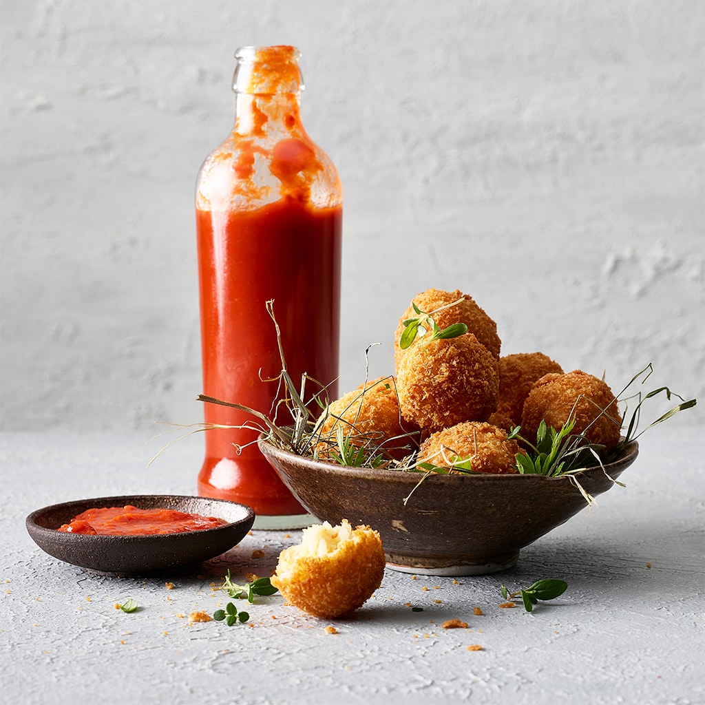 Tessiner Arancini mit geräucherter Tomaten-Peperoni-Salsa