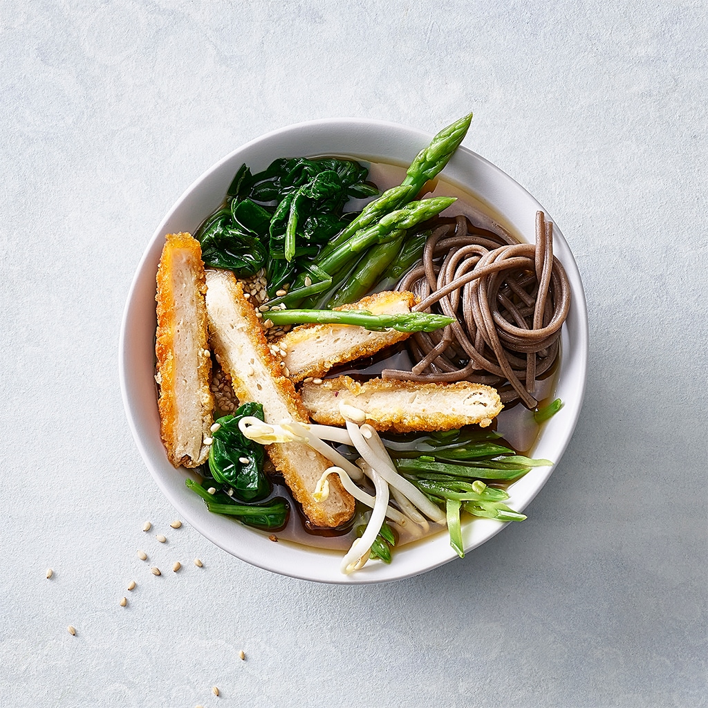 Asia Nudelsuppe mit Crispy-Streifen und Spinat