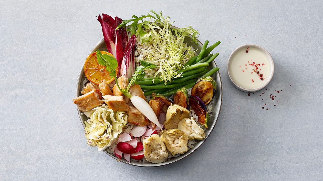 Sommerliche Salatbowl mit knusprigen Chunks
