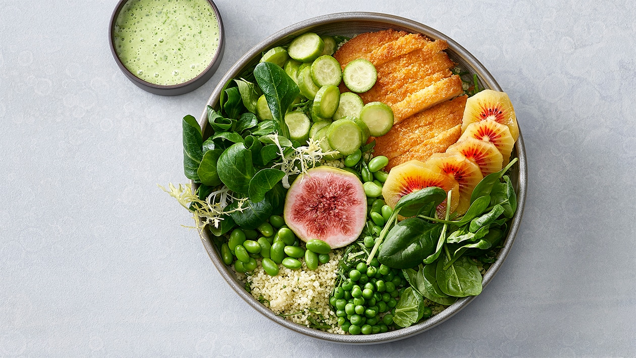 Green-Bowl mit Spinat, Crispy-Burger-Streifen und veganem Kräuterdressing – Rezepte