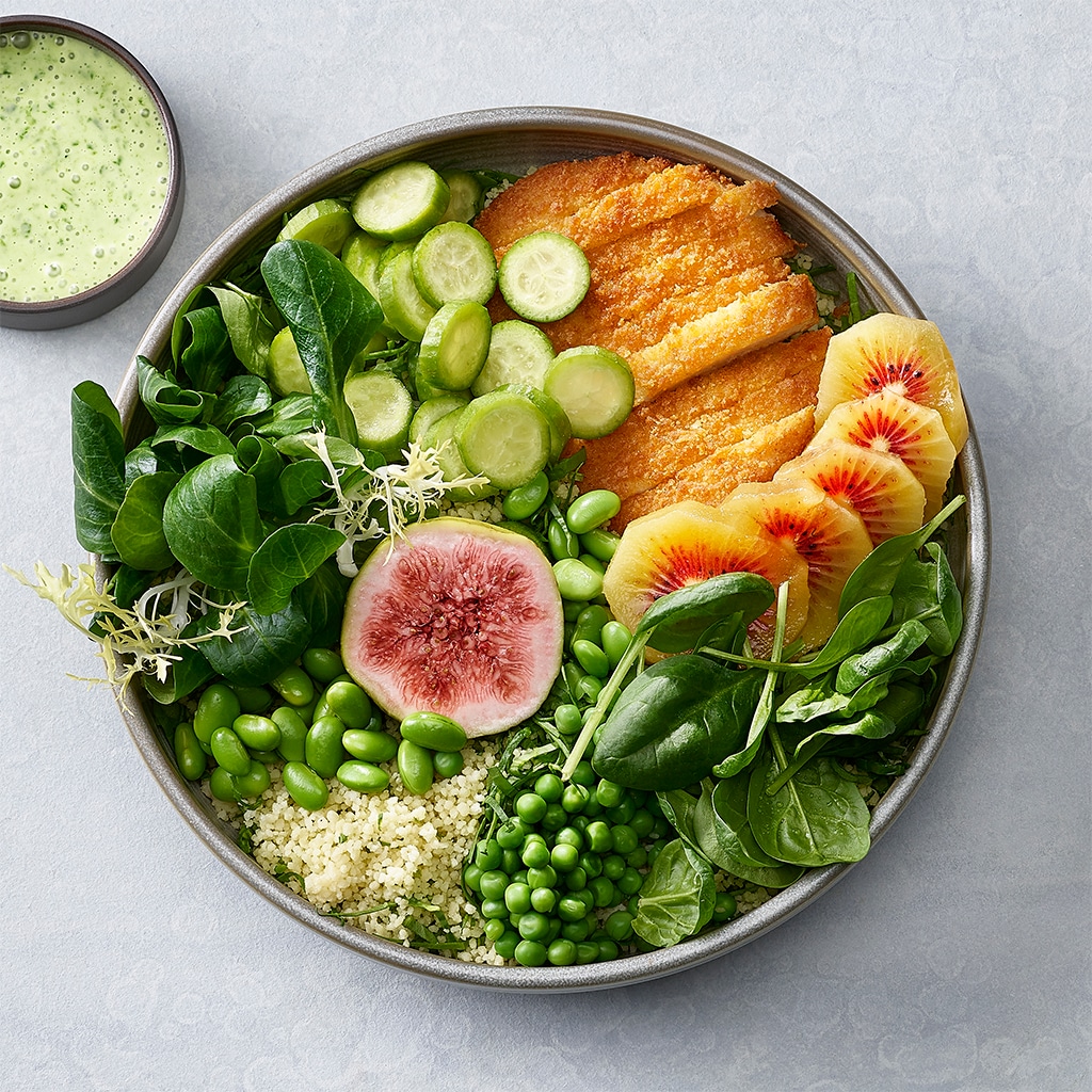 Green-Bowl mit Spinat, Crispy-Burger-Streifen und veganem Kräuterdressing