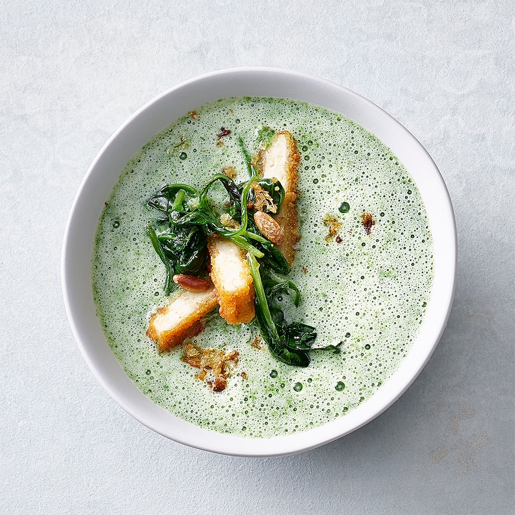 Frische Spinatsuppe mit Crispy-Burger-Streifen